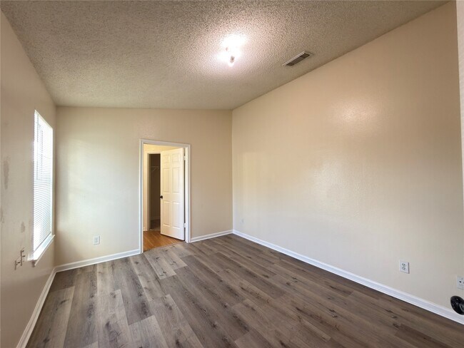 Building Photo - 15743 Ridgegate Rd