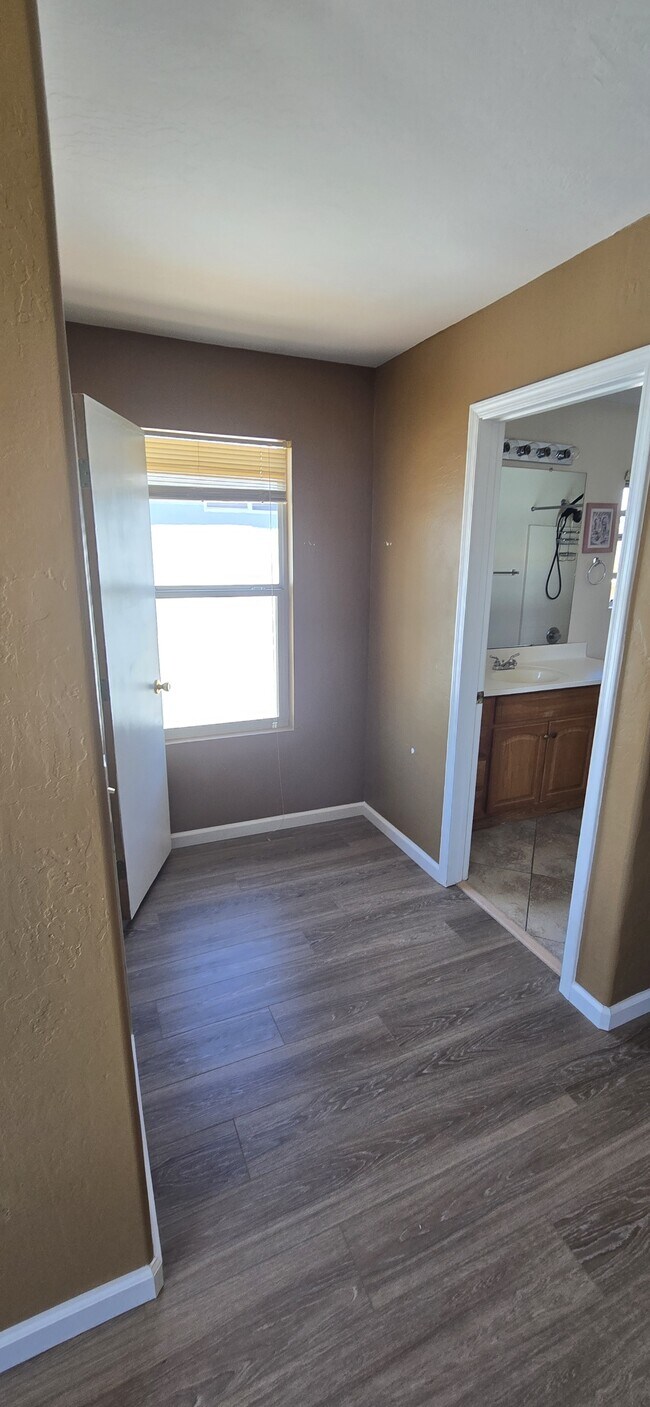 Building Photo - 2611 W Gypsum Ave