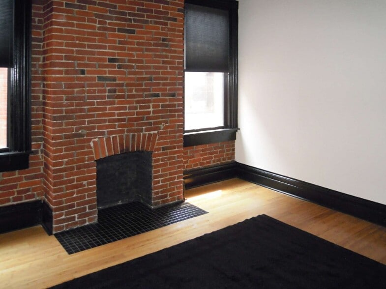 Building Photo - 2010 E Carson St