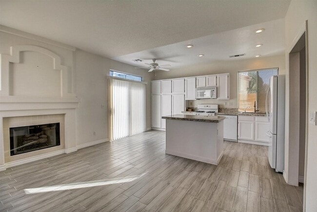 Building Photo - Beautiful 3 Bedroom, 2 Story Home in the Heart of Summerlin!