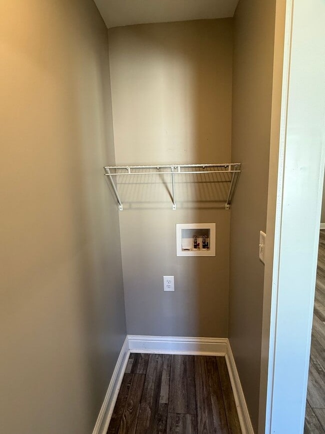 Building Photo - Beautiful 2 bed 1 bath Duplex
