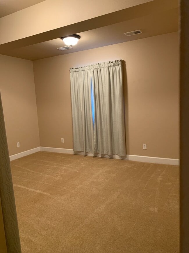 Building Photo - LARGE 3 BED 3 BATH TOWNHOME IN THE DESIRABLE POINTE NEIGHBORHOOD