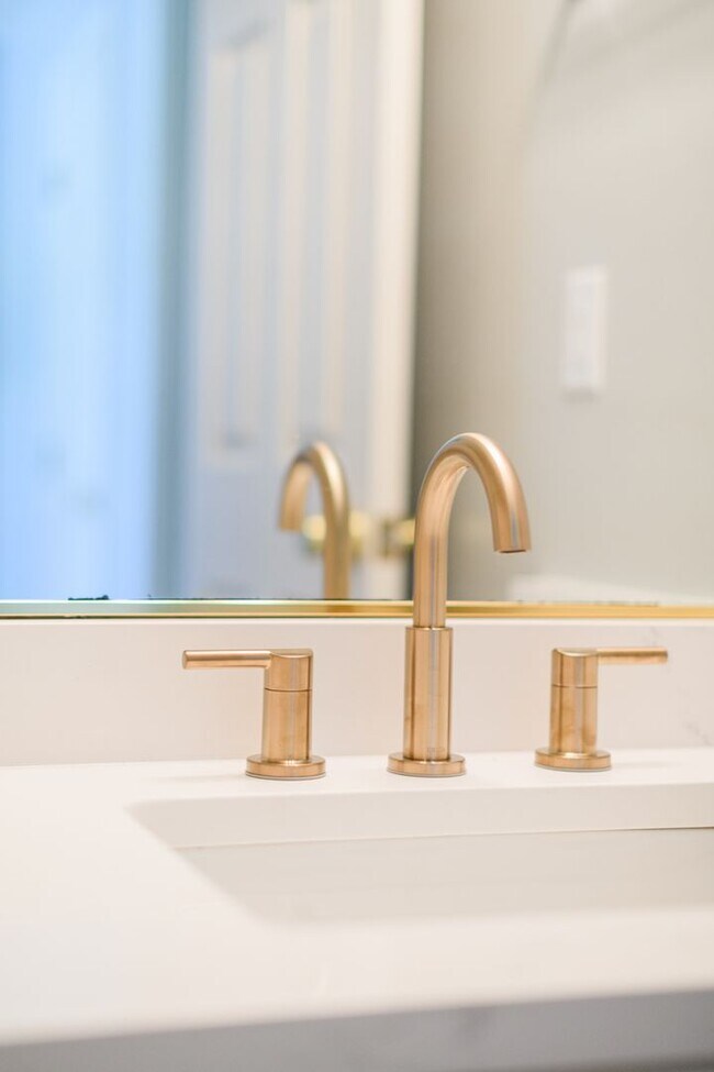 Building Photo - 5 bedroom / 2.5 bathroom Home for Rent in Valparaiso