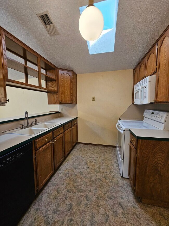 Building Photo - 2116 Westmore Dr