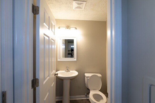 Building Photo - 4 bed 2.5 bath 2 story home with full deck located in Decatur Township