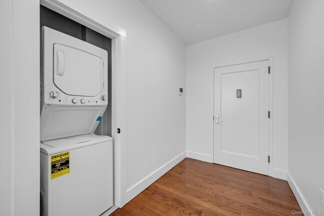 Building Photo - 291 Main St