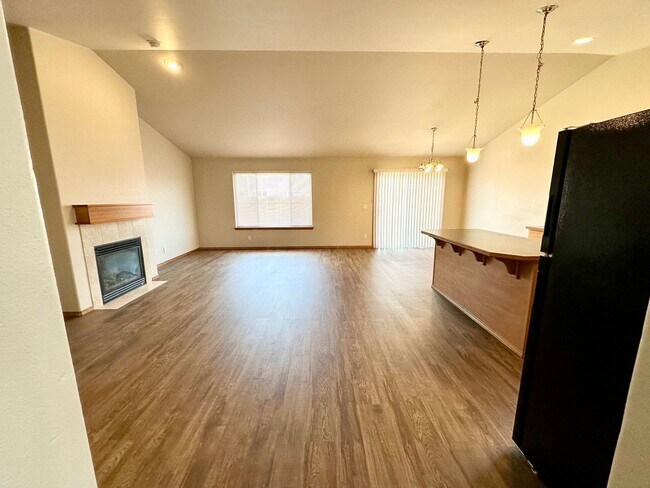 Building Photo - 4 Bed 2 Bath Home with Garage and Yard
