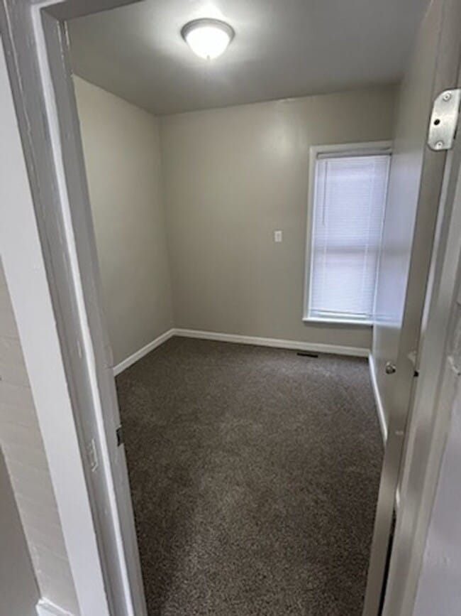 Building Photo - 2 bedroom, 1 bath House!