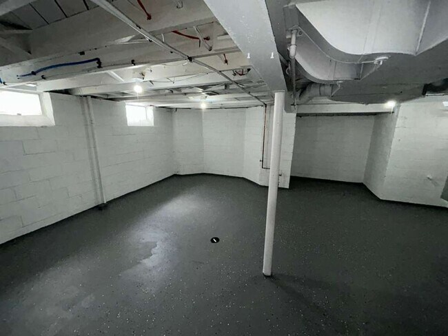 Building Photo - Three Bedroom Bungalow Ready for You