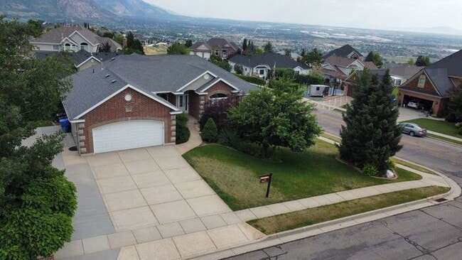 Building Photo - 5 bdrm 3bth Home 3 Car Garage Some utilities included