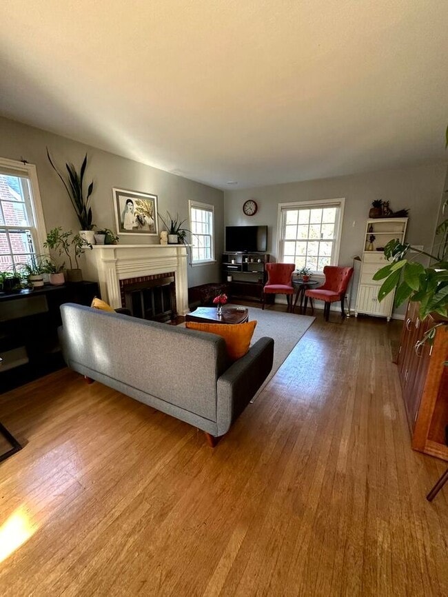 Building Photo - Charming Fully Furnished Bungalow Rental with Modern Amenities in Roseway!