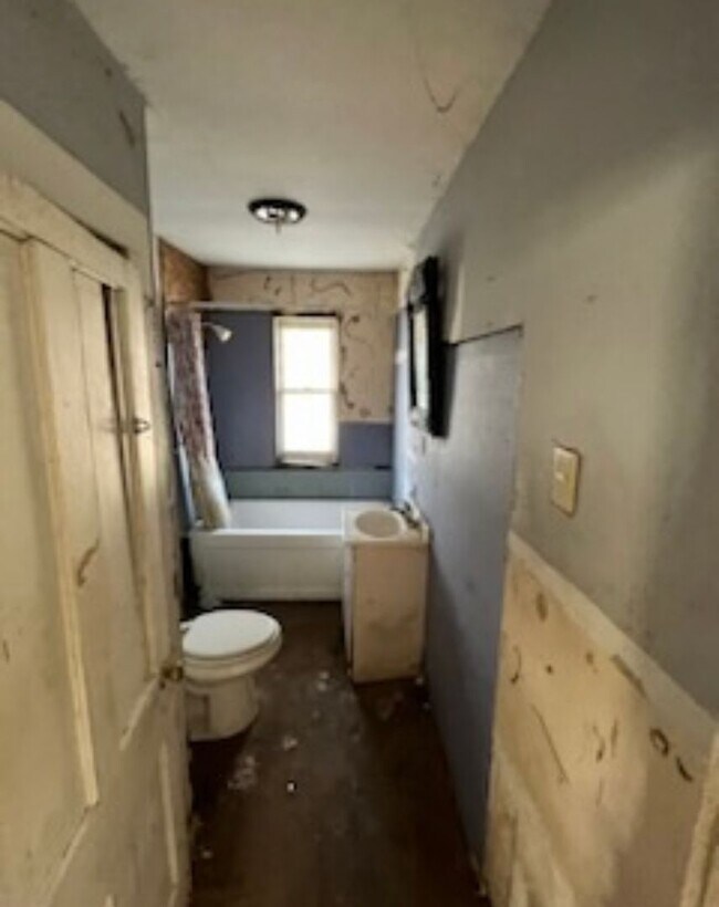 Building Photo - HANDY MAN SPECIAL! - $385 Month / $700 Down