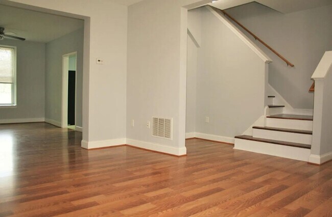 Building Photo - Spacious 4 Bedroom Home