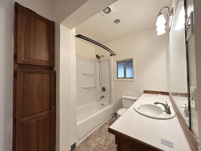 Building Photo - Serene 2 Bed, 1 Bath Home