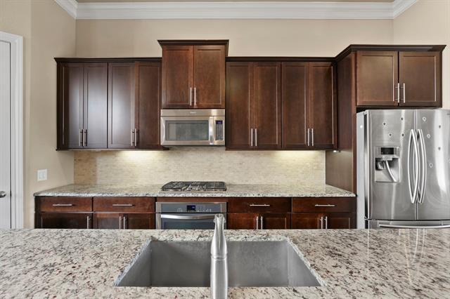 Building Photo - 640 S Pearl Expy