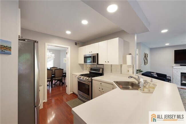 Building Photo - 160 Buttonwood Dr