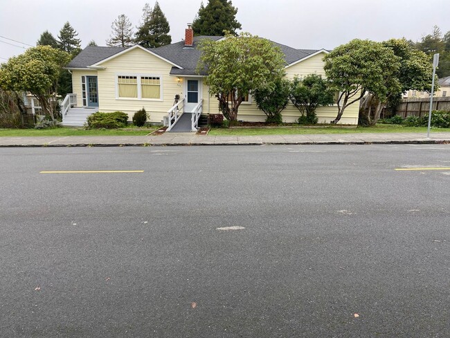 Building Photo - Spacious Craftsman Home