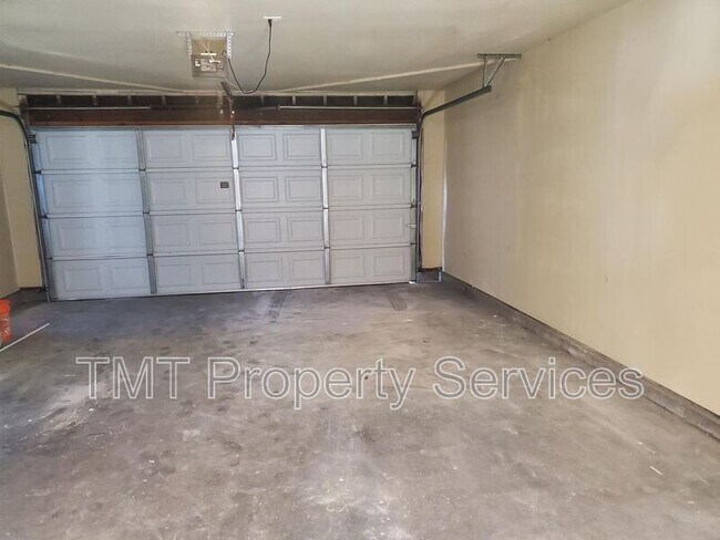 Building Photo - 9002 Salmon Falls Dr