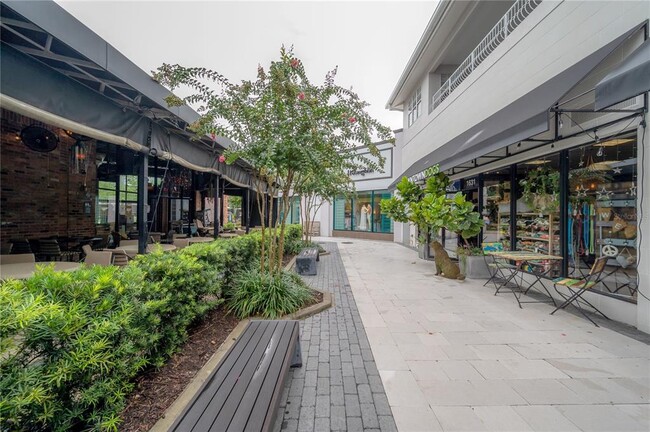 Building Photo - 762 S Village Cir