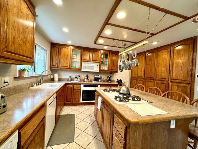 Building Photo - Lovely one level home in Northwest Santa R...