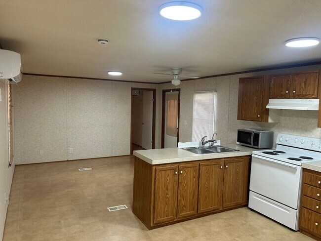 Building Photo - MOVE-IN READY!