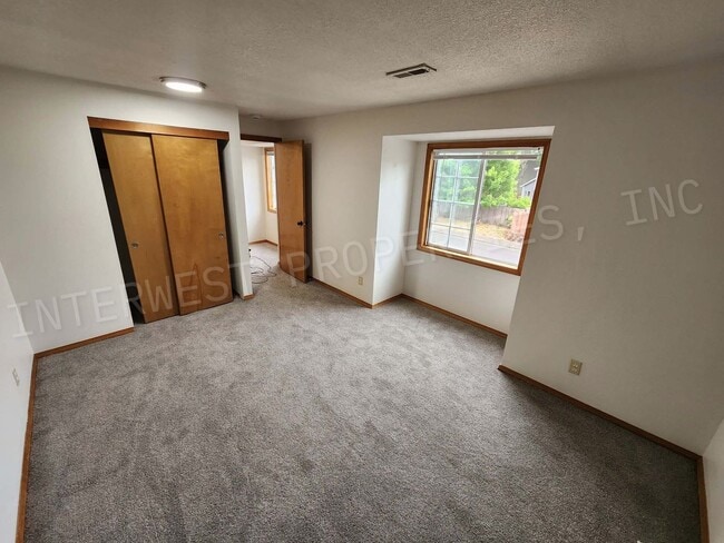 Building Photo - Spacious 4bd 2.5ba Rock Creek Home With 2 ...