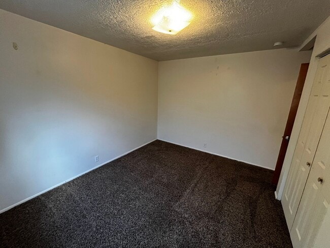 Building Photo - 568-574 E 200 S