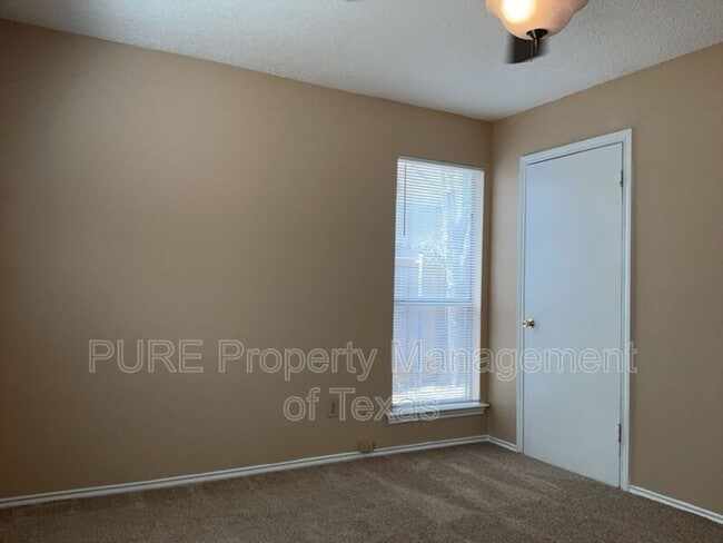 Building Photo - 2028 Redwing Way