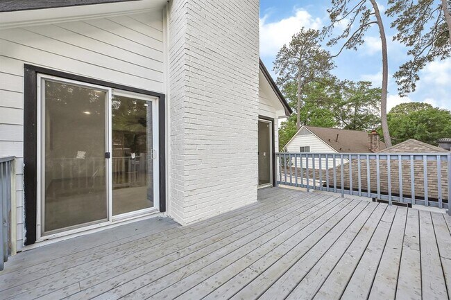 Building Photo - 725 Talmalge Hall Dr