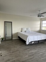 Building Photo - 2240 N Cypress Bend Dr