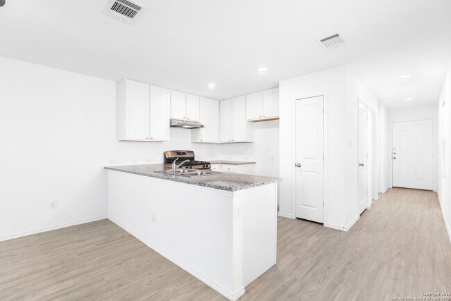 Building Photo - Charming Home Awaits: Spacious & Modern Living in a Prime Location