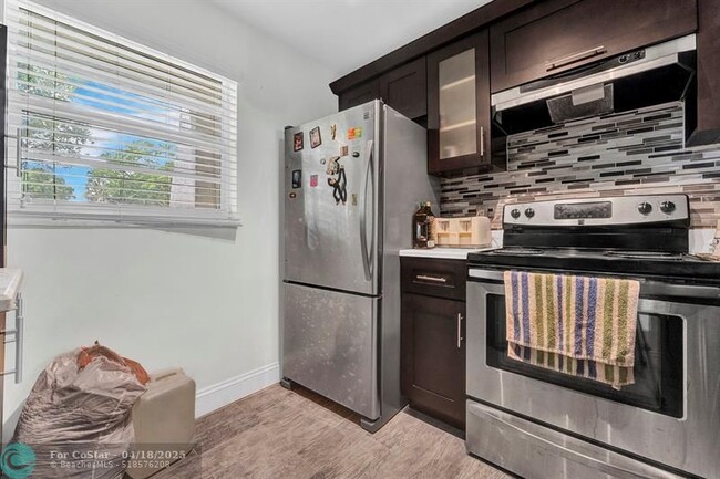 Building Photo - 9430 Poinciana Pl