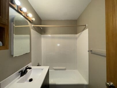 Building Photo - "Charming 2-Bed Gem with Hardwood Floors in Saint Paul's Vibrant South Side!"