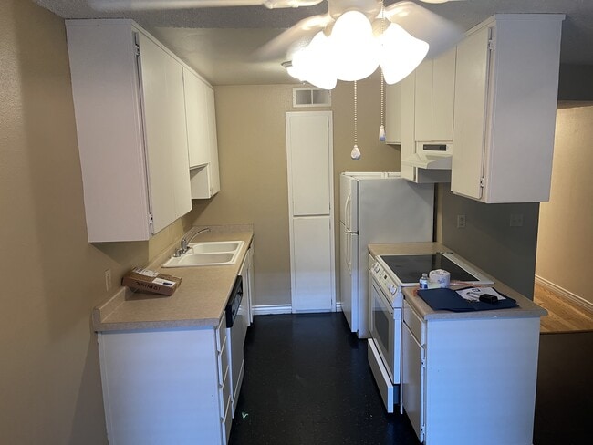 Building Photo - 1412 N Cherry St