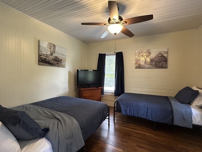 Building Photo - Vintage Charm. Timeless Vibe. Modern Comfort.