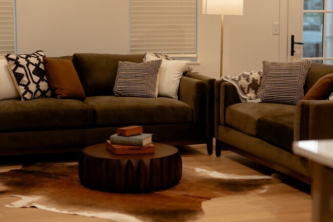 Building Photo - 1204 SW Franklin Dr