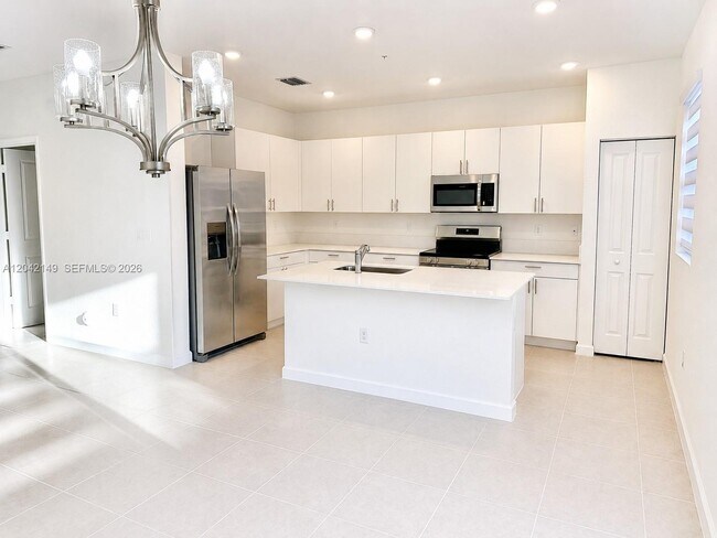 Building Photo - 114 SW 184th Ave
