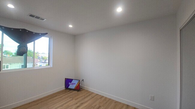 Building Photo - Graham(10422)