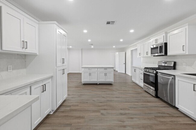 Building Photo - Updated 4/2 in Sulphur!