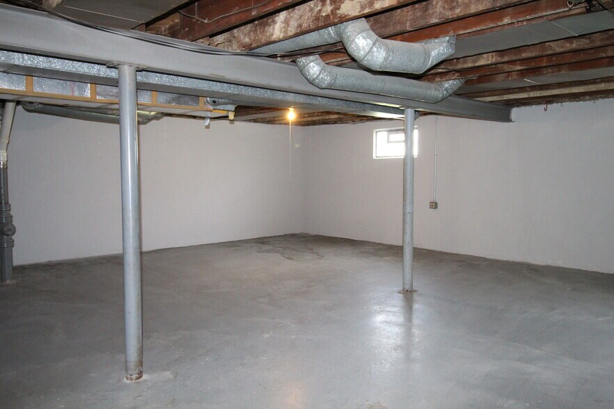 Building Photo - 3893 Mantell Ave
