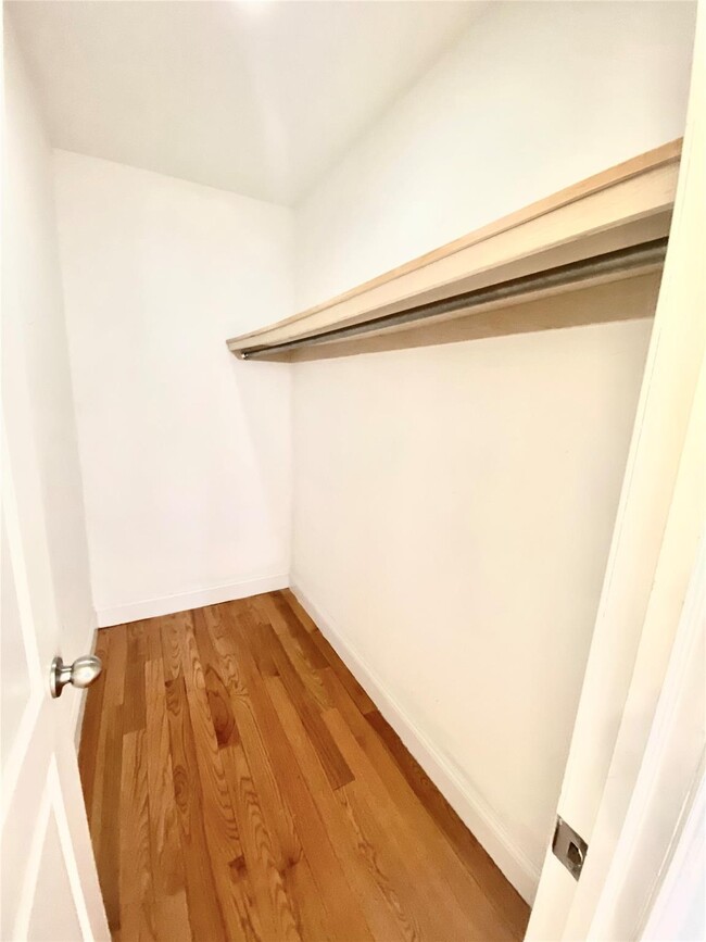 Building Photo - 329 Soundview Ln