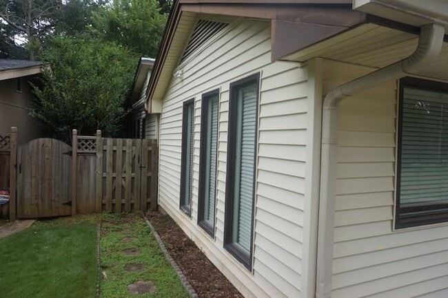 Building Photo - 1403 Stephens Dr NE