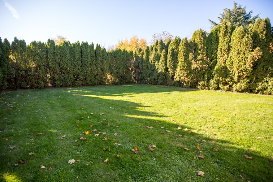 Building Photo - 414 E 9th St