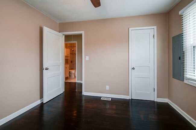 Building Photo - 821 W McKennie Ave