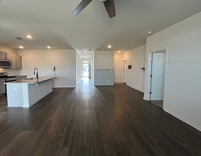 Building Photo - Stunning, Pet Friendly Home!