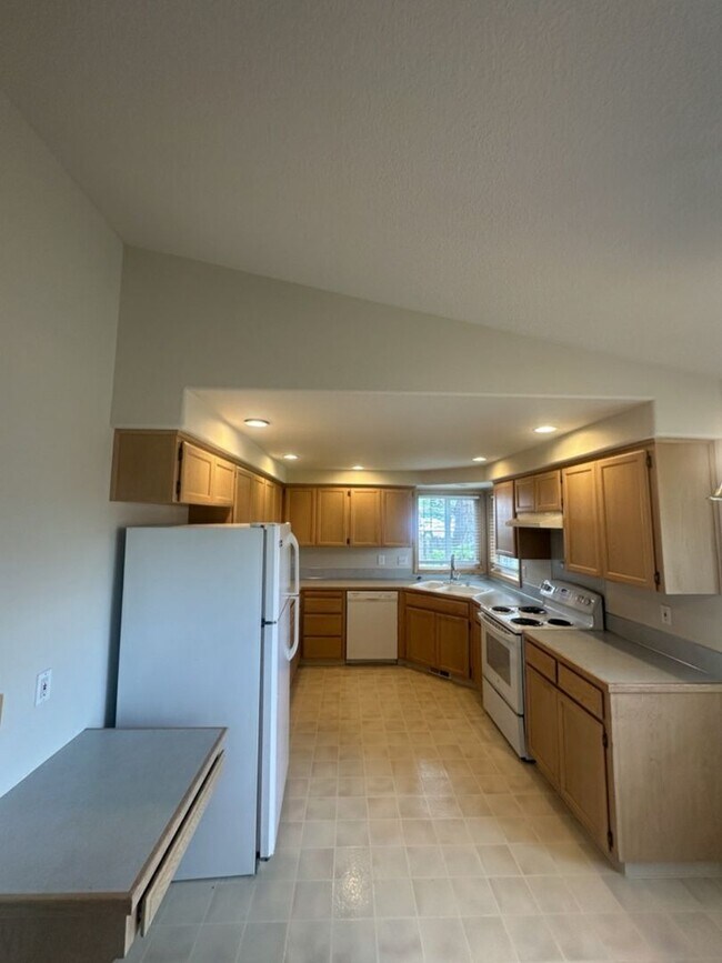 Building Photo - Ranch, 2 Bedroom + Bonus Room / Office.
