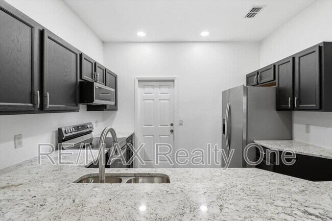 Building Photo - 1705 W Spring Meadow Loop