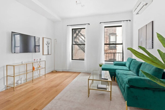 Building Photo - 517 W 45th St