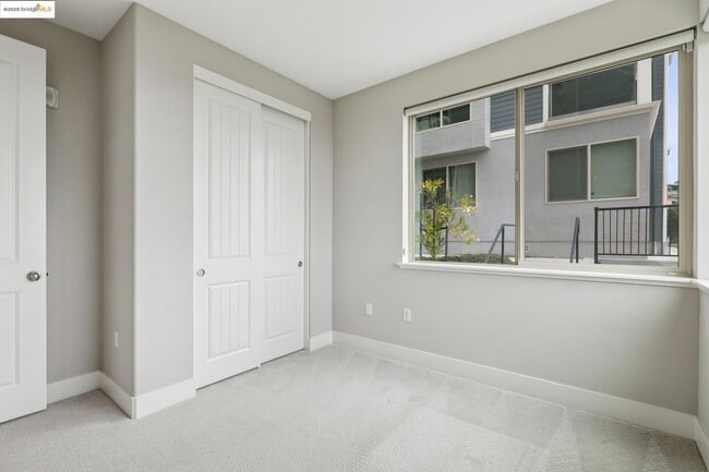 Building Photo - 6733 Skyview Dr