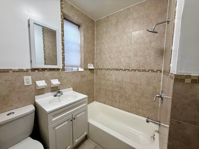 Building Photo - 546 Bergen Ave